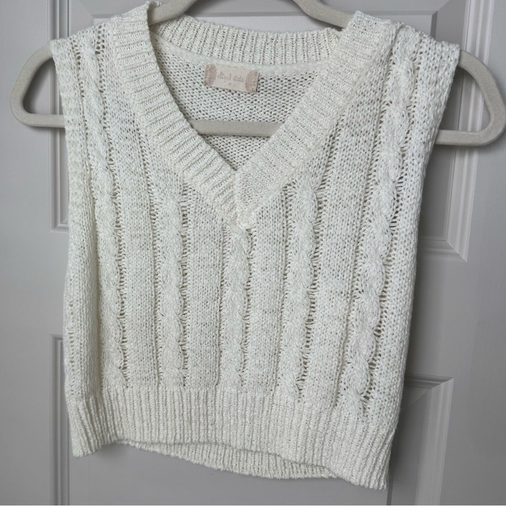 Altar’d State cable knit v neck cropped sweater vest in white size medium